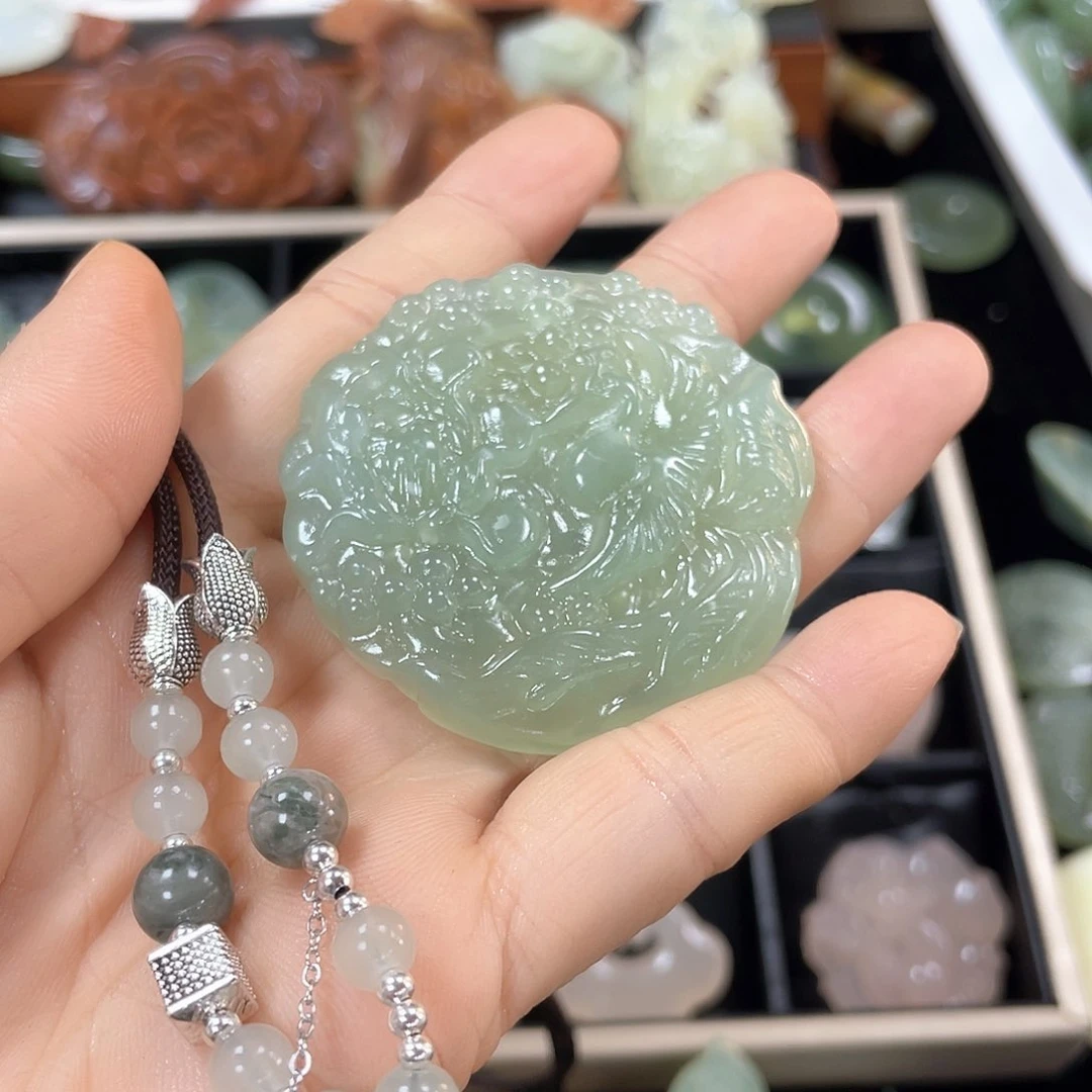 蛇纹石玉颈饰合金