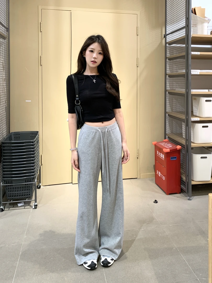 灰色直筒卫裤2025年秋季新款立体剪裁显瘦宽松微喇运动裤女