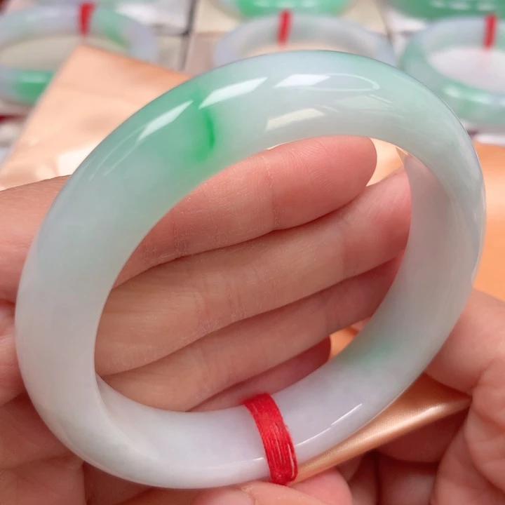 翡翠手镯未镶嵌白底青