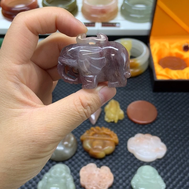 颈饰未镶嵌石英质玉
