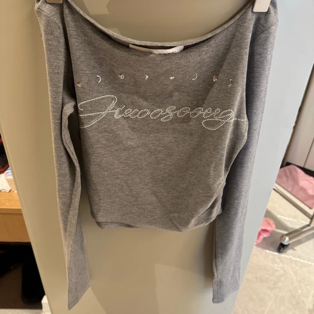 JiuMi Studio灰色一字肩上衣