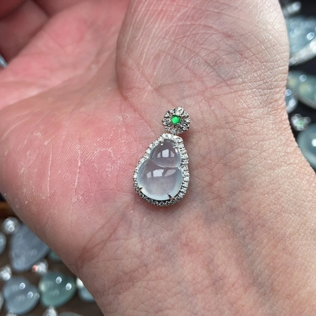 颈饰18K金镶嵌翡翠葫芦