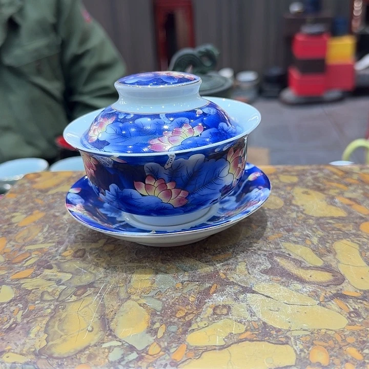 盖碗一个，瓷。。。品茗