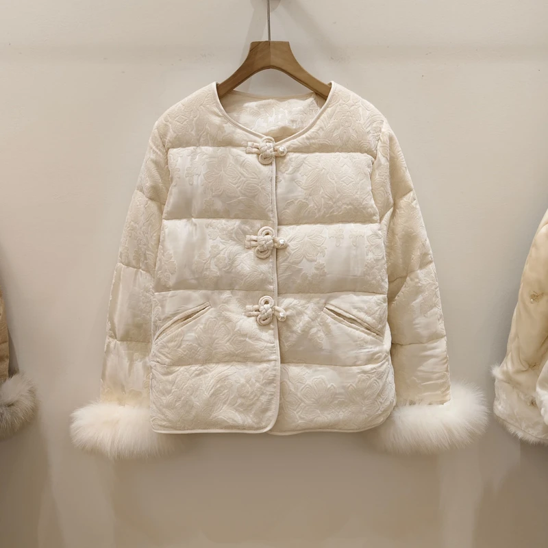 新中式圆领盘扣提花白鸭绒羽绒服女2025新品可拆卸狐狸毛袖口外套