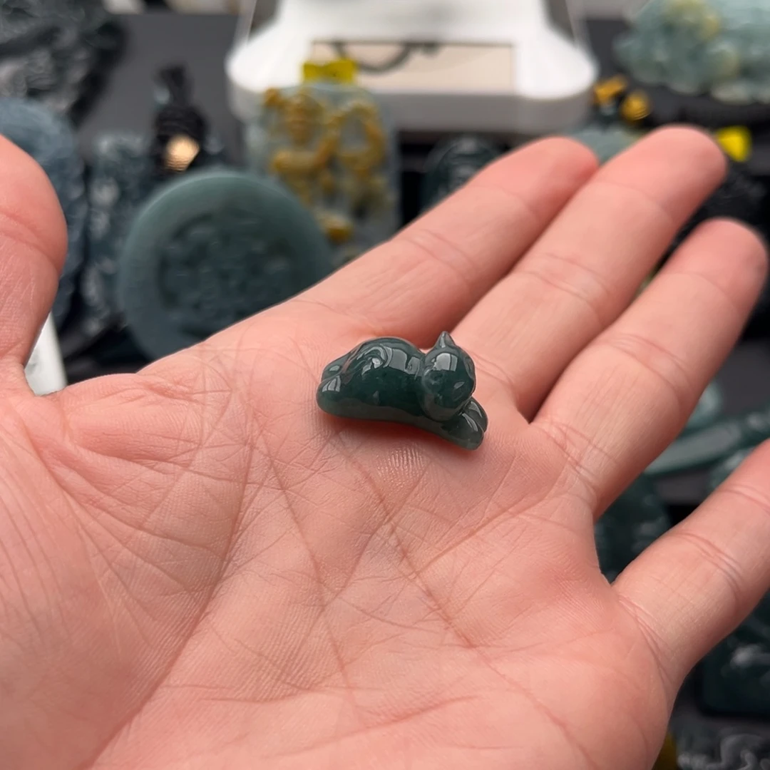 翡翠未镶嵌颈饰小猫咪