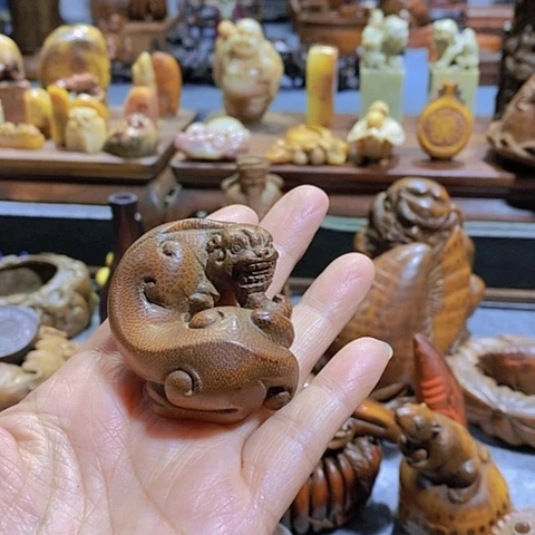 贡木小***叔华彩木作摆件