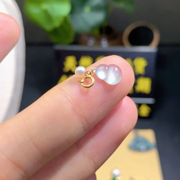 颈饰18K金镶嵌翡翠吊坠