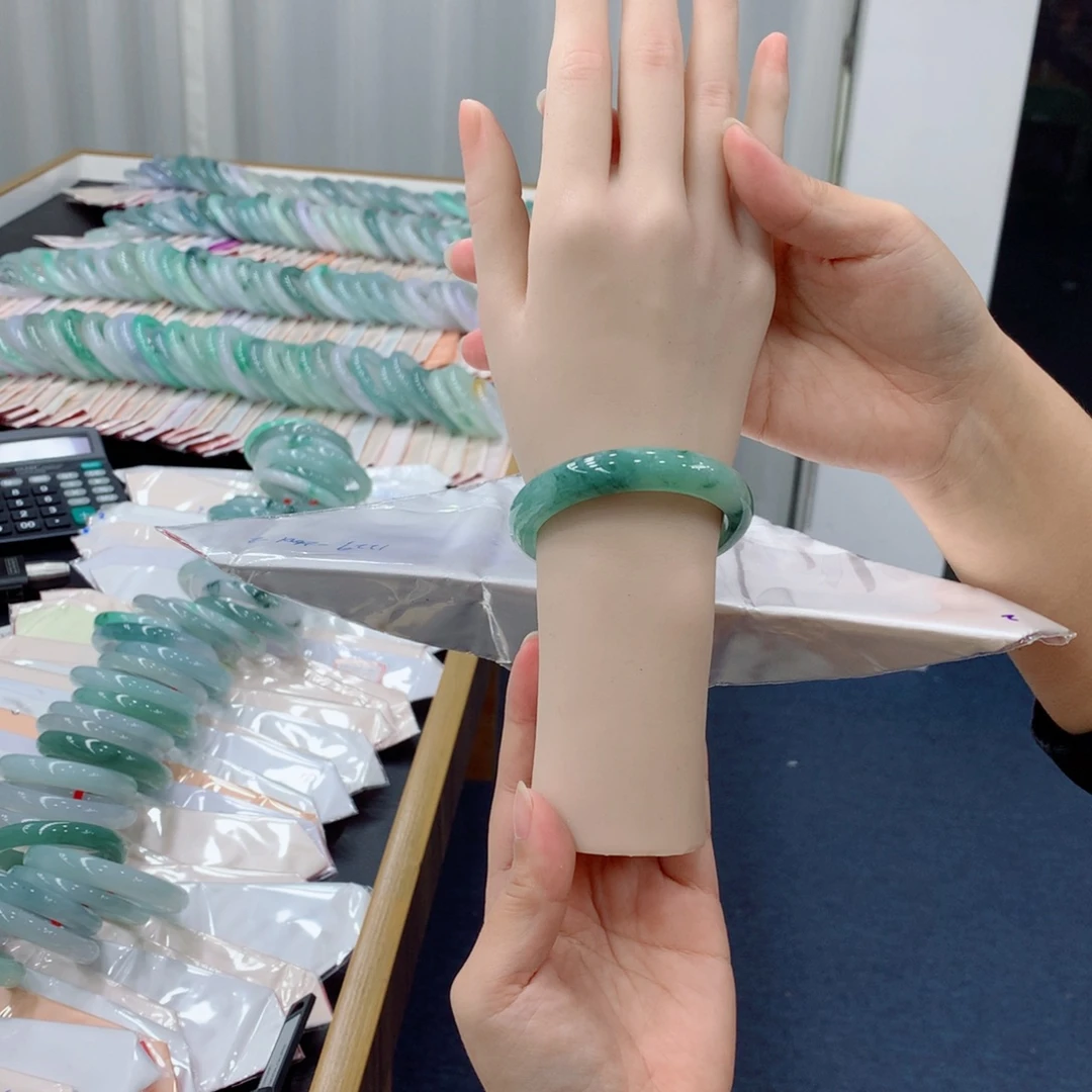 翡翠未镶嵌手镯48小时