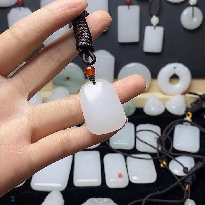 石英质玉颈饰未镶嵌一****民