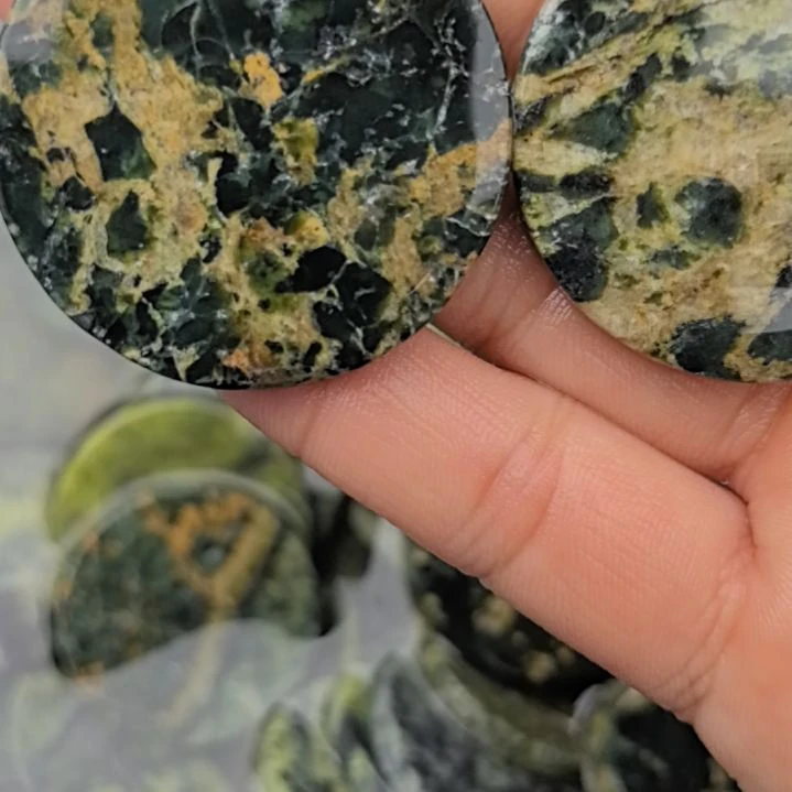 左***右有机玻璃藏玉药王石原石圆片片两个