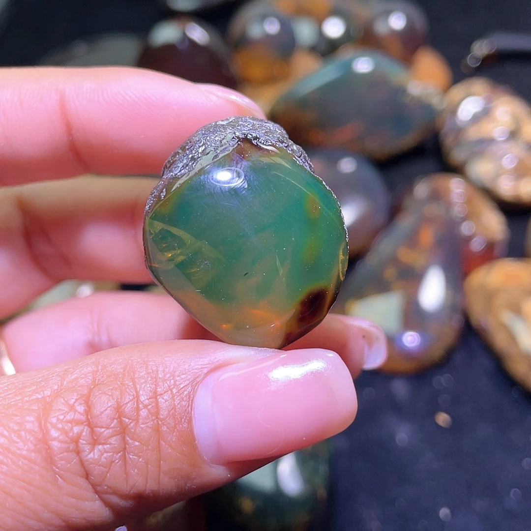 琥珀裸石未镶嵌？