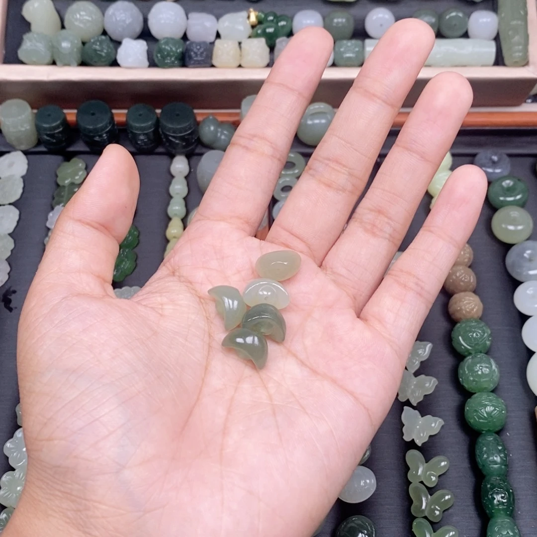 乐***.和田玉未镶嵌颈饰