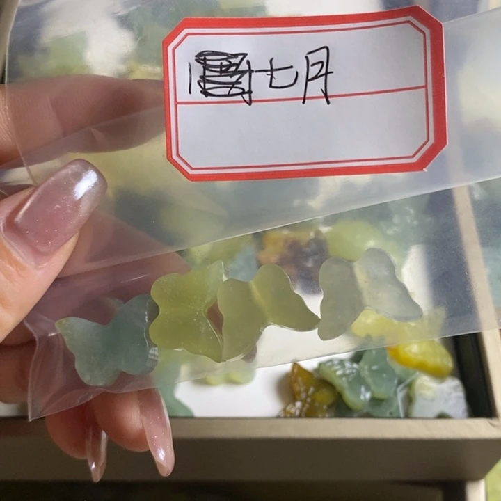 未镶嵌蛇纹石玉颈饰?*月