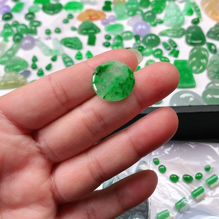 翡翠颈饰未镶嵌翡翠