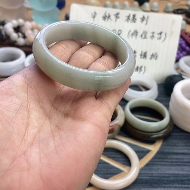 石英岩玉未镶嵌手镯豆青飘绿