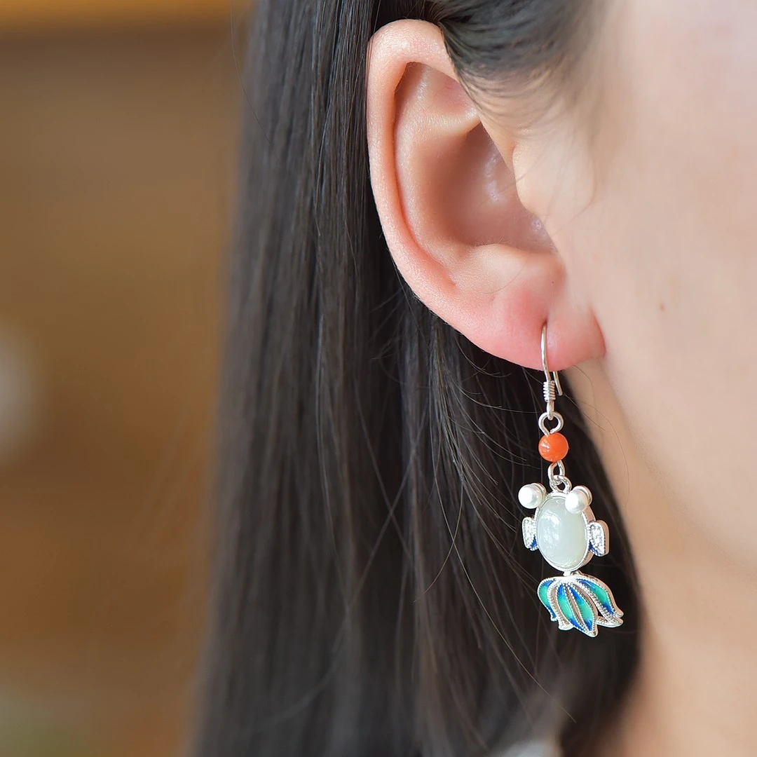 【名称】S925银镶嵌和田玉蛋面珐琅莲年有鱼配多宝耳坠【规格】8×10