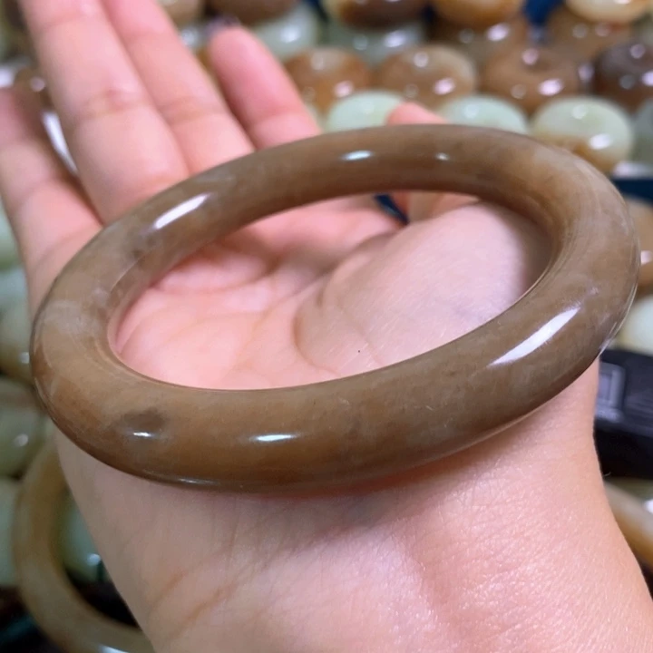 知***曰和田玉未镶嵌手镯