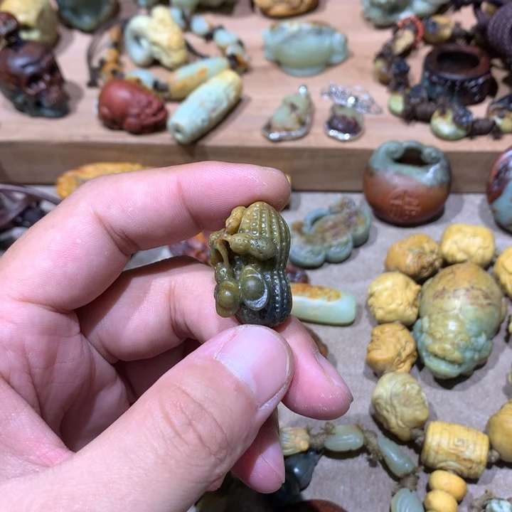 未镶嵌岫岩河磨玉（透闪石质玉）挂件