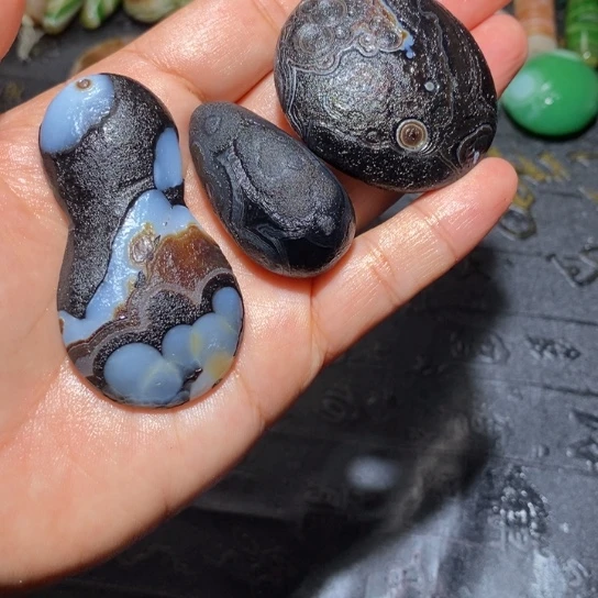 颈饰未镶嵌石英质玉J*