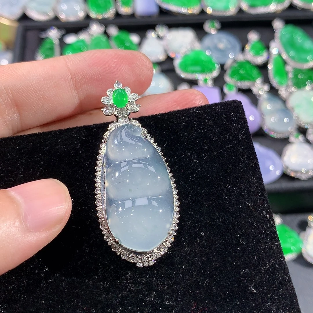 翡翠18K金镶嵌颈饰