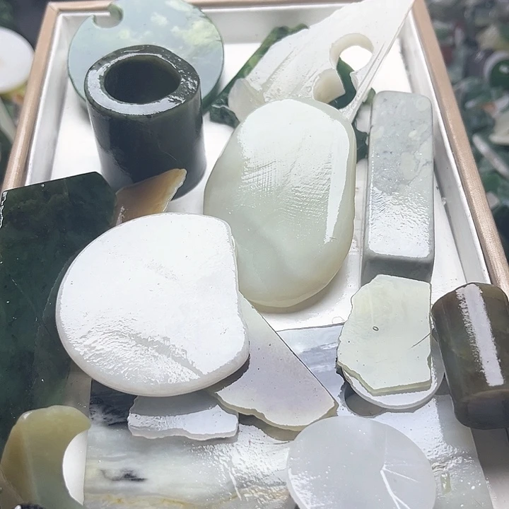 和田玉（糖玉）和田玉边角料9K金镶嵌虎****?