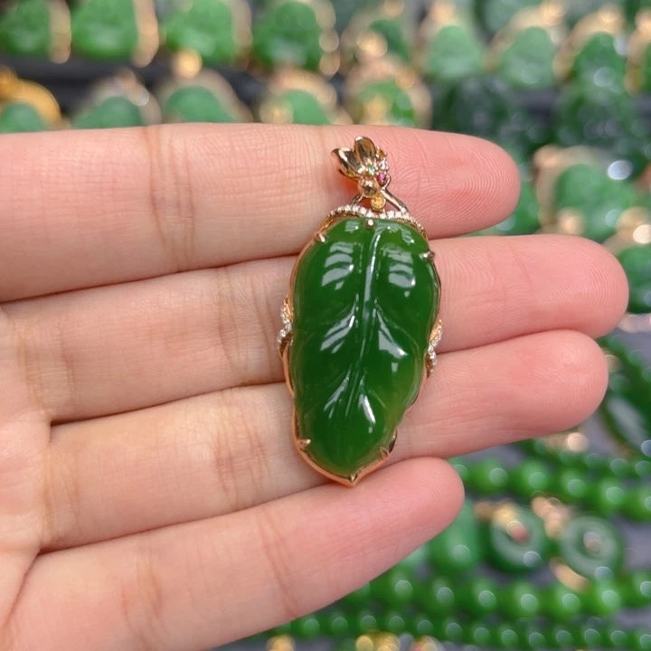 颈饰18K金镶嵌和田玉（碧玉）