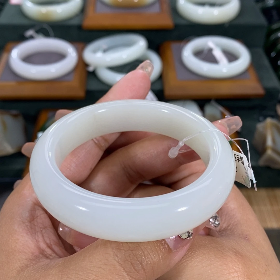 和田玉手镯未镶嵌