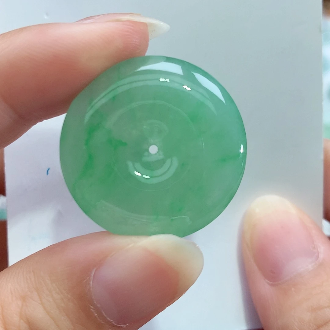 翡翠未镶嵌颈饰平安扣