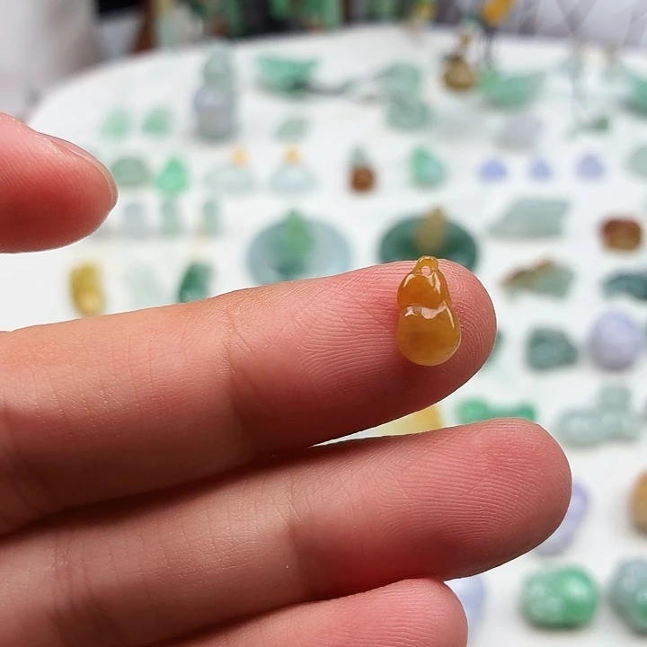 翡翠未镶嵌颈饰枇杷