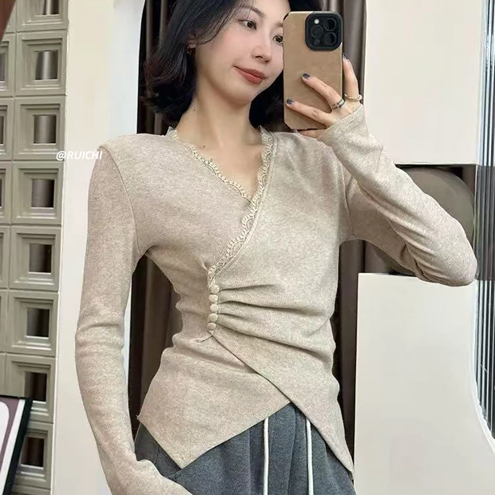 2025秋季新款V领蕾丝下摆交叉设计感短款显瘦针织打底衫上衣女