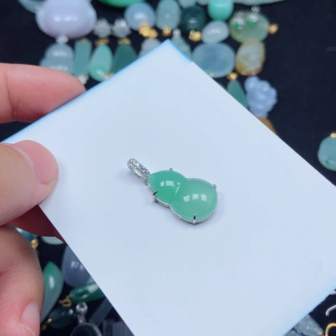翡翠未镶嵌颈饰葫芦吊坠
