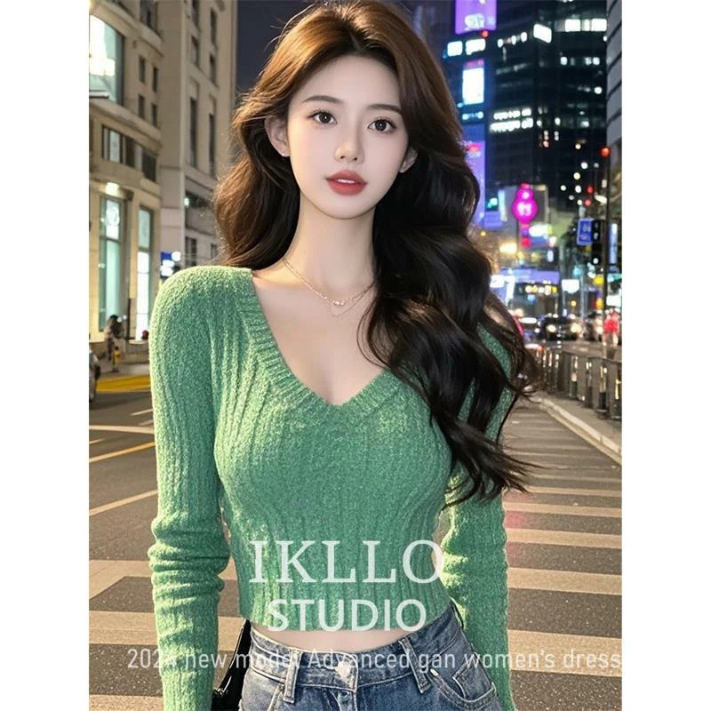 纯欲风绿色长袖V领针织打底衫女秋冬设计感气质修身百搭短款上衣