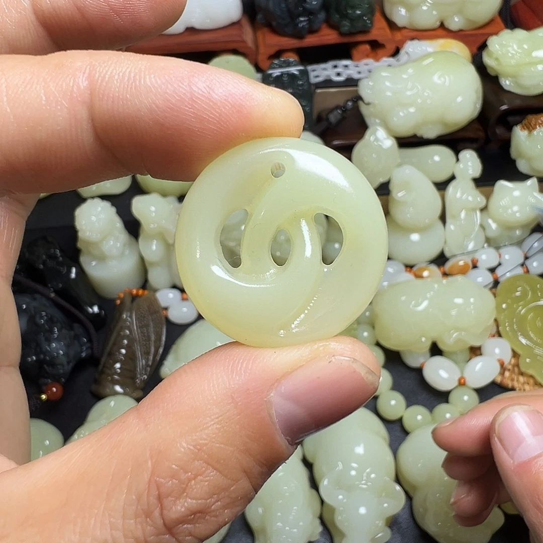 玉天然料子立体雕刻精品