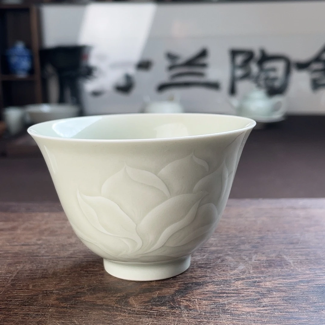 微瑕青釉刻花纹饰主人杯