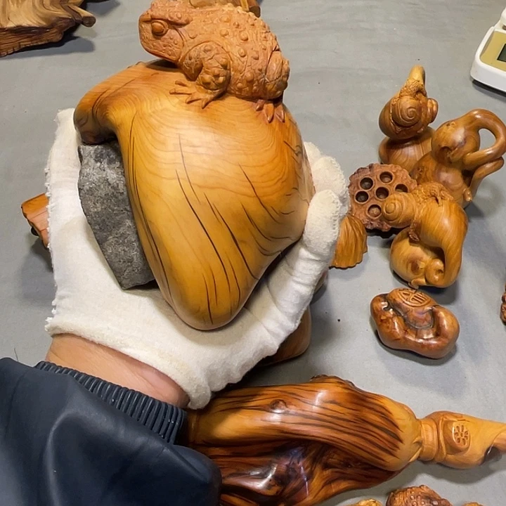 柏木太行崖柏抱石金蟾