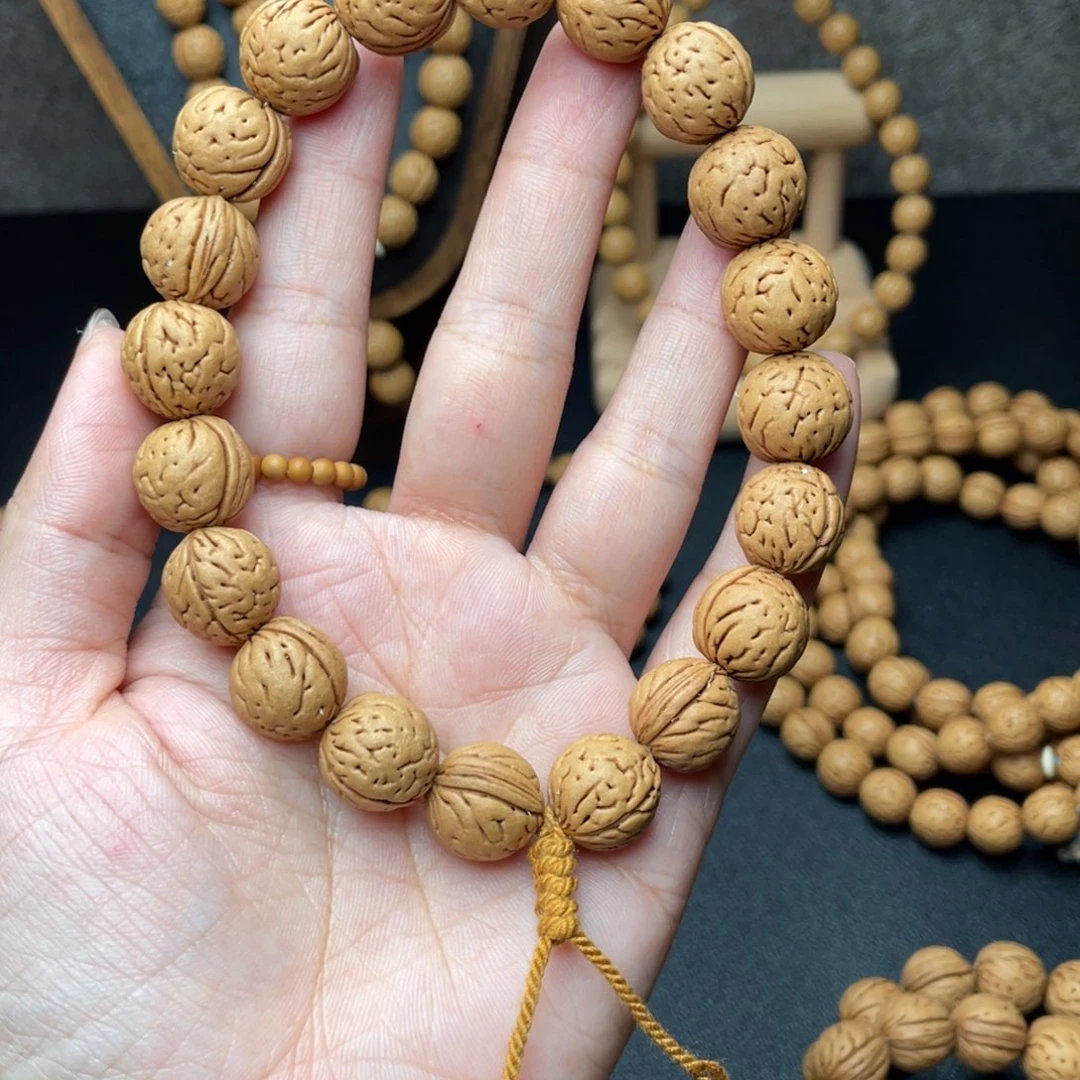 13野生红皮肌肉桃核手持