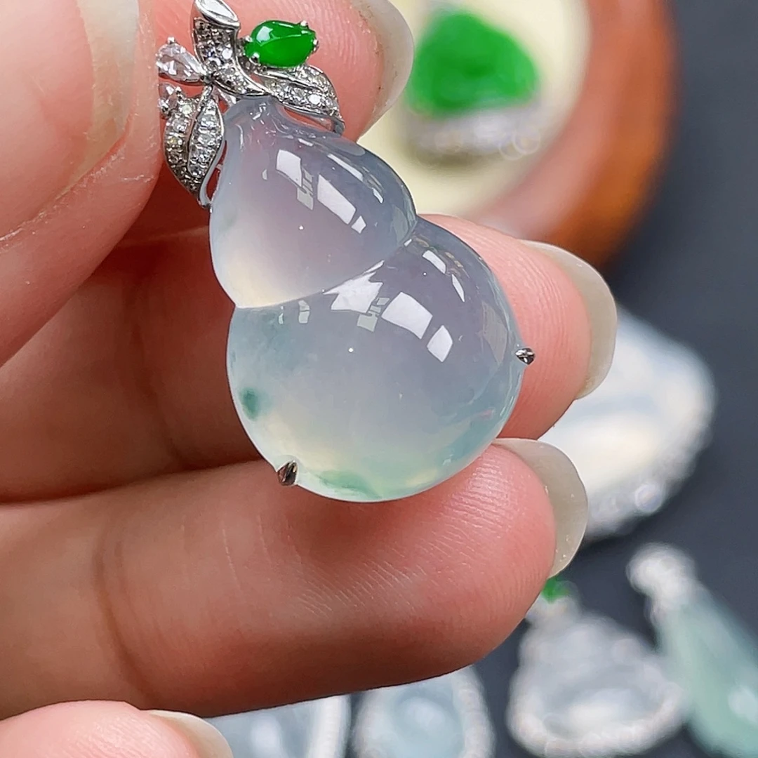 翡翠18K金镶嵌颈饰飘花冰葫芦