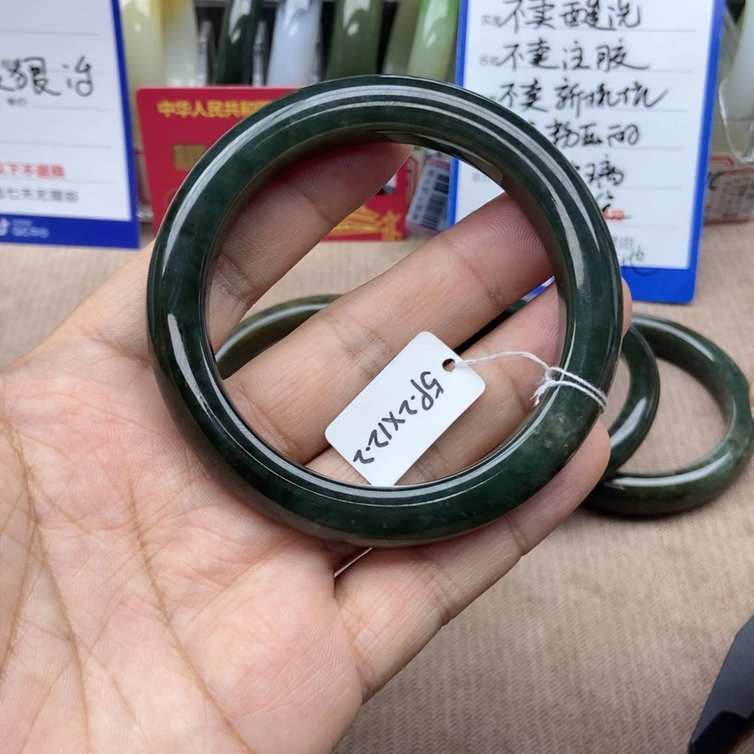 和田玉手镯未镶嵌小*饼