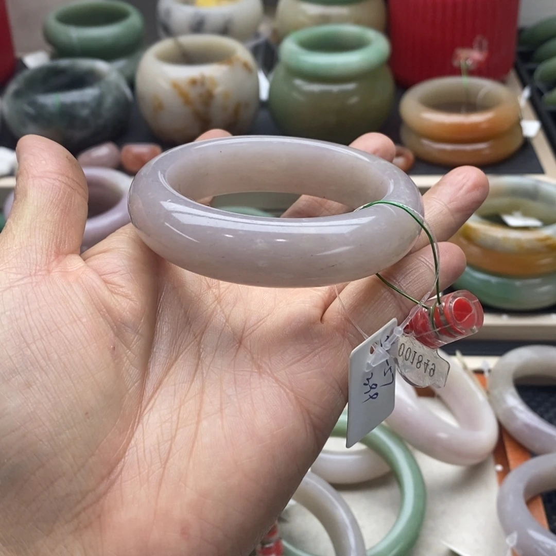 梁***姜石英岩玉未镶嵌手镯