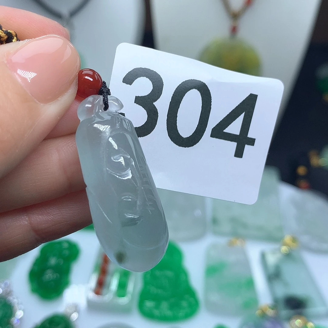 翡翠吊坠(赠链)未镶嵌