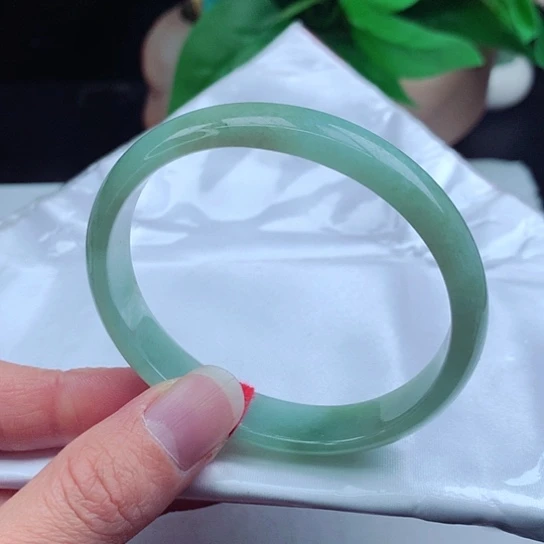 翡翠手镯未镶嵌       贵妃57