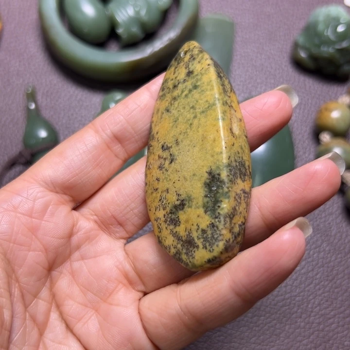 颈饰未镶嵌岫岩河磨玉（透闪石质玉）