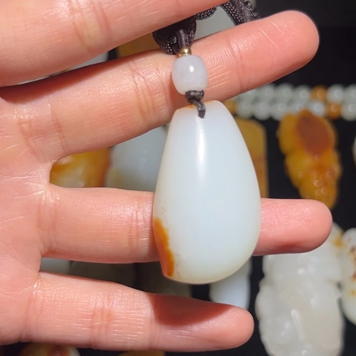 军***子和田玉未镶嵌颈饰