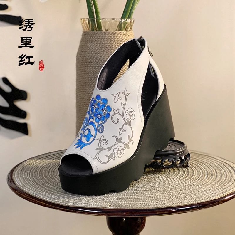 绣里红【青芷】头层牛皮雕刻花青花瓷坡跟厚底防水台高帮国风女凉鞋