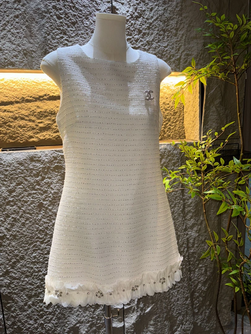 精选小香风白色中长裙斜肩夏季背心裙无袖连衣裙夏装显瘦修身气质