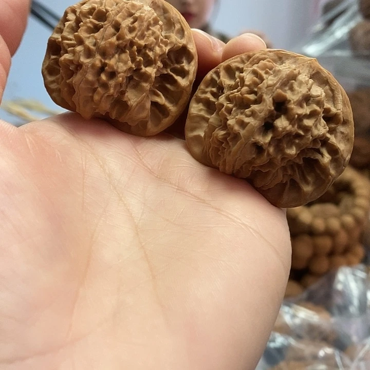 文玩核桃把件44红皮乾隆纹