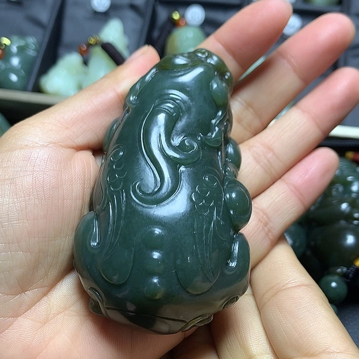 奥***曼和田玉未镶嵌颈饰