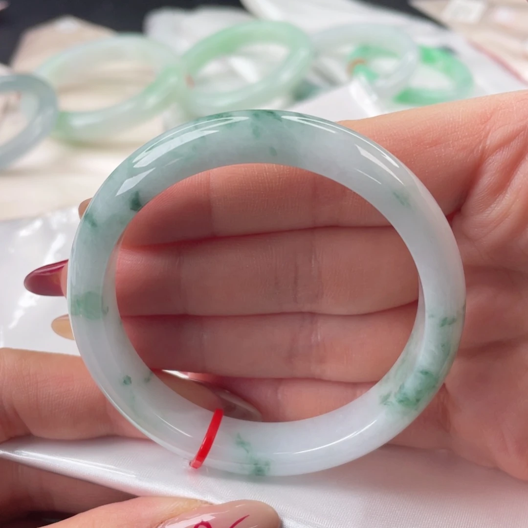 翡翠手镯未镶嵌5657圈口