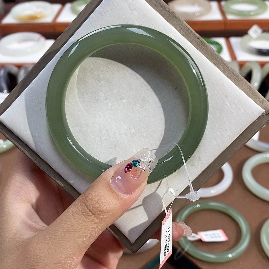 和田玉手镯未镶嵌泉