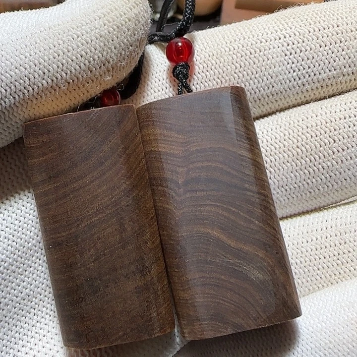 老山檀香黑肉横纹吊坠